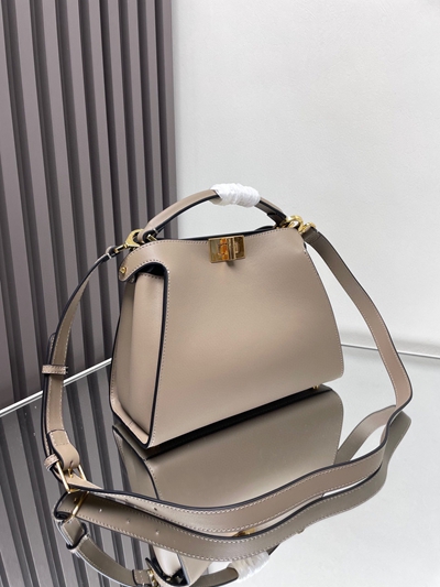 フェンディバッグ背面デザイン